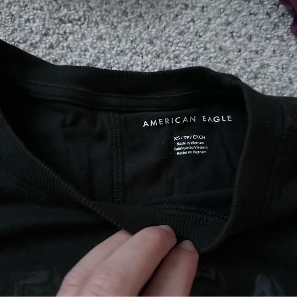 Women’s American Eagle graphic cropped black tee - Picture 4 of 4